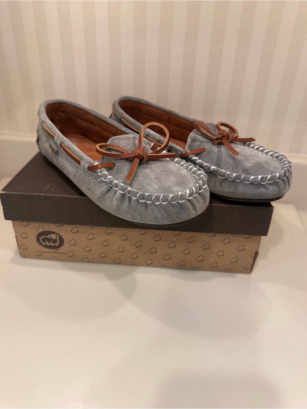 Lamo Sabrina Moc Soft Grey Suede Classic Moccasin Slipper Shoe New In Box - Picture 10 of 16